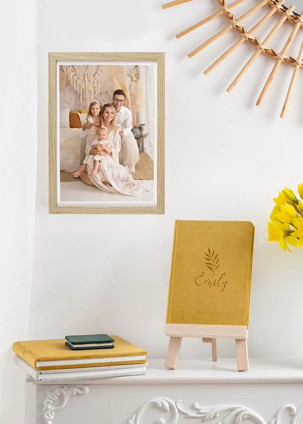 Oprawione zdjęcia rodzinne na ścianie i album fotograficzny w studio w Warszawie