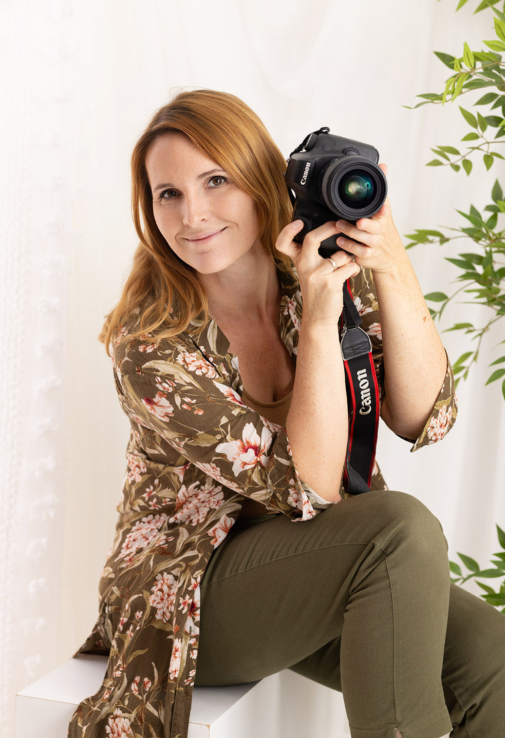 Dominika Skrzypek, fotografka z Warszawy, z aparatem w studio na Gocławiu