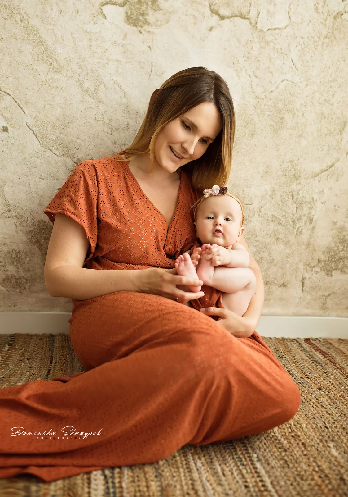 Sesja mama i ja — mama z niemowlęciem w terakotowych stylizacjach w studio w Warszawie